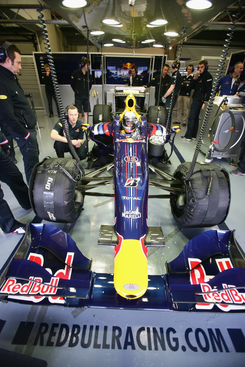 Illustration for article titled Red Bull Racing 2009 RB5 F1 Car Debuts At Circuito De Jerez, Gets Wings